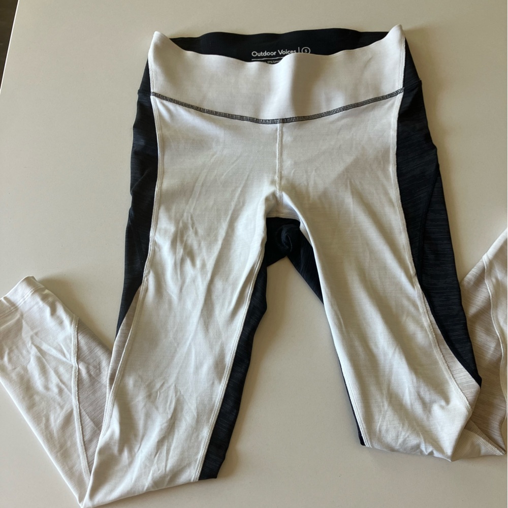 Outdoor Voices workout pants / yoga leggings black and white